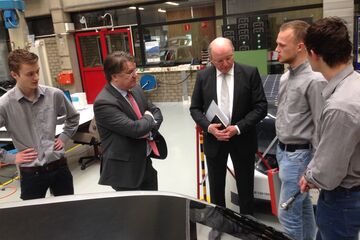 Wim van de Donk wordt in bijzijn van collegevoorzitter Jan Mengelers (r) bijgepraat door de studenten van TU/ecomotive. Foto | Barend Pelgrim