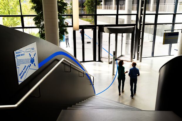‘Walk and talk’ along two-kilometer-long meeting route