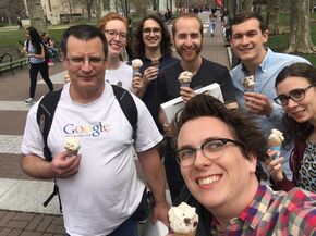 IJsjes eten met collega’s. IJsjes eten met collega’s.
