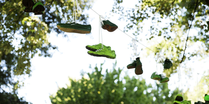 Groene sneakers boven het Limbopad.