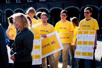 Studenten protesteren tegen het leenstelsel met op de voorgrond minister van Onderwijs Jet Bussemaker.