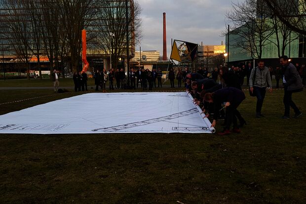 VIRTUe rolt blauwdruk uit op KOE-veld