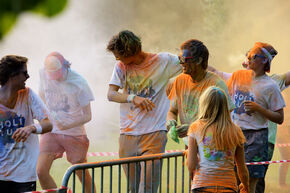 Holi Run op de campus. Foto | Bart van Overbeeke