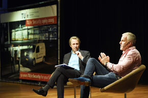 Peter R. de Vries (rechts) in gesprek met Lucas Asselbergs. Foto | Bart van Overbeeke