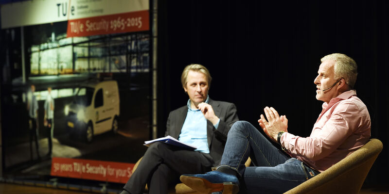 Peter R. de Vries (rechts) in gesprek met Lucas Asselbergs. Foto | Bart van Overbeeke