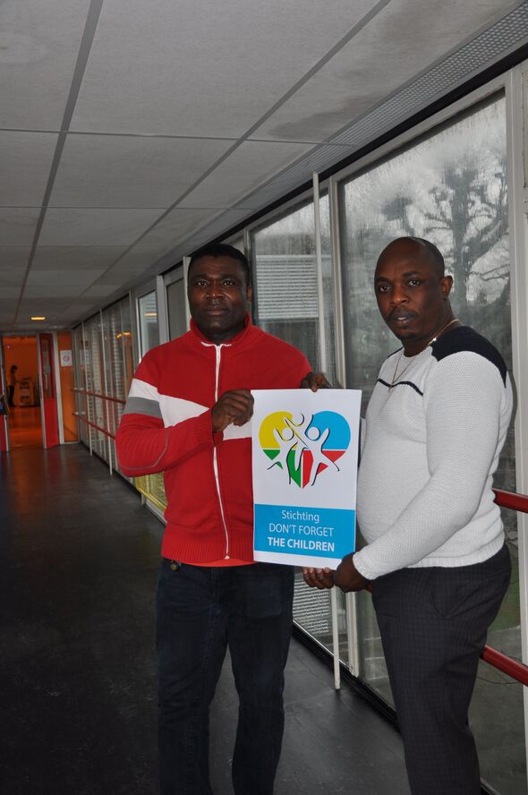 Solomon Jarette (links) en Amadu Bangura, voorzitter van de stichting Don't Forget The Children.