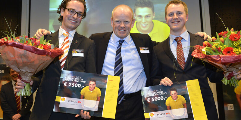 Van links naar rechts: De winnaar van de bachelorscriptie Tim Hilbers van de Universiteit Twente, jurylid Gerald Schotman (Shell) en de winnaar van de masterscriptie Hans van Franeker van de TU/e.
