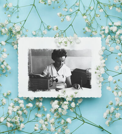 Juni 1959: secretaresse Tine Trommar aan het werk bij haar faculteit Scheikundige Technologie. Foto | Jan van Hooff