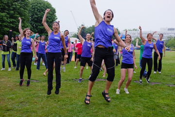 Team Hiper Motion danst de Gangnam Style in de regen l Foto Peter Peels