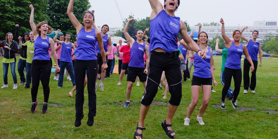 Team Hiper Motion danst de Gangnam Style in de regen l Foto Peter Peels