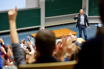 Studenten in een collegezaal. Foto | Bart van Overbeeke