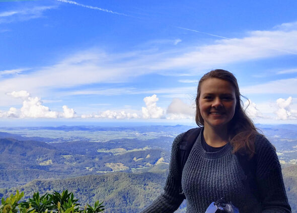 Sanne bij het uitkijkpunt bij Springbrook National Park. Foto | privé-archief Sanne van Hoogstraten