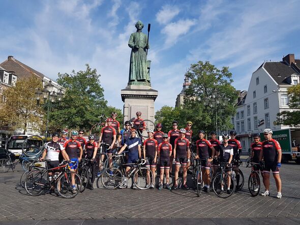 Cycling from the statue in Maastricht to Eindhoven. Photo | Private archives study association T.S.V. 'Jan Pieter Minckelers'