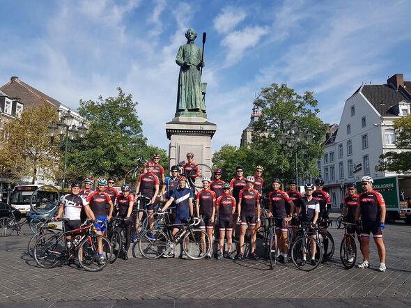 Fietsen vanaf het standbeeld in Maastricht naar Eindhoven. Foto | T.S.V. ‘Jan Pieter Minckelers’