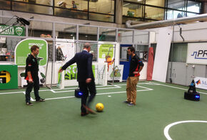 Minister Kamp trapt een balletje bij Tech United. Minister Kamp trapt een balletje bij Tech United.