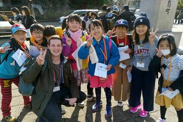 Japanse schoolkinderen die voor hun Engelse les in gesprek moesten gaan met Westerse toeristen. Foto | Privéarchief Frank Westhoek