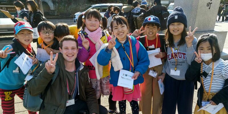 Japanse schoolkinderen die voor hun Engelse les in gesprek moesten gaan met Westerse toeristen. Foto | Privéarchief Frank Westhoek