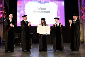 Aizenberg ontvangt een eredoctoraat. Foto | Bart van Overbeeke Aizenberg ontvangt een eredoctoraat. Foto | Bart van Overbeeke