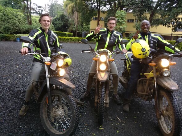 Een dag rijden op Kibo's door Nairobi. Links Jeroen Bleker, in het midden Bas Verkaik en rechts boda boda-rijder Evans. Foto | Kibo