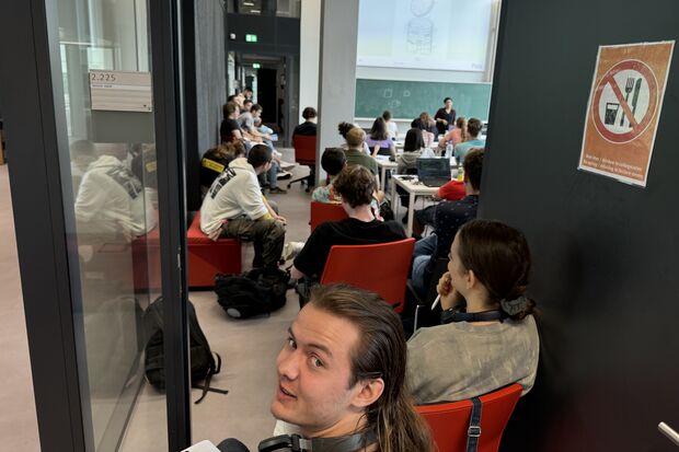 Lecture hall shortage: from evening classes to more online