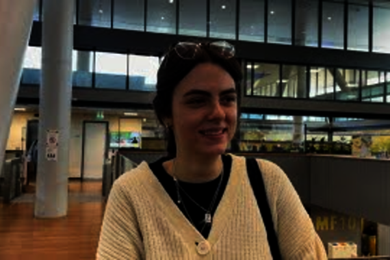 [Translate to English:] Cursor ging zelf ook langs de klaagmuur en vroeg studenten welke klachten zij hebben.