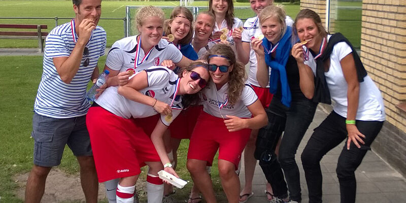 De 'gouden' voetbaldames van Team Eindhoven.