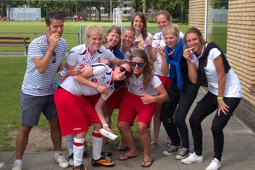 De 'gouden' voetbaldames van Team Eindhoven.