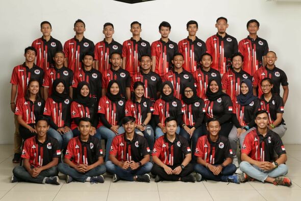 Teamfoto van “Team Dayung (roeien) Universitas Pendidikan Indonesia, kota Bandung”. Isabelle staat helemaal links op de tweede rij van onder. Foto | Privé-archief Isabelle Linders