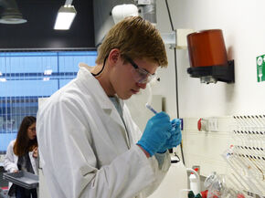 Scholieren in het lab bij Myrto Papaioannou.