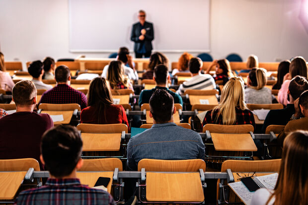 Universities to ensure every major Bachelor’s programme is also taught in Dutch