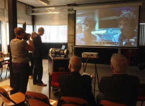 Minister Kamp praat via Skype bij met studenten van Solar Team Eindhoven.