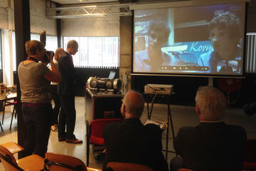 Minister Kamp praat via Skype bij met studenten van Solar Team Eindhoven.