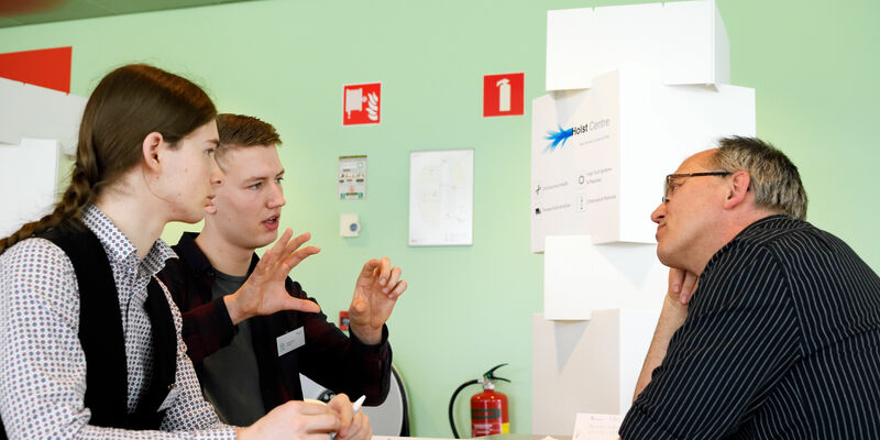 Tom Kersten pitcht voor Holst Centre. Foto | Bart van Overbeeke