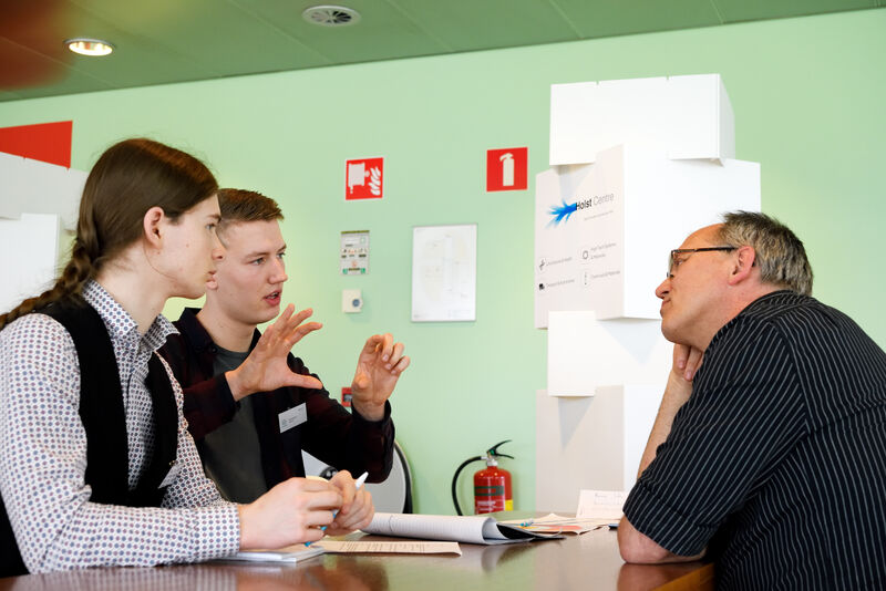 Tom Kersten (middle) pitches their idea to the Holst Centre. Photo | Bart van Overbeeke 