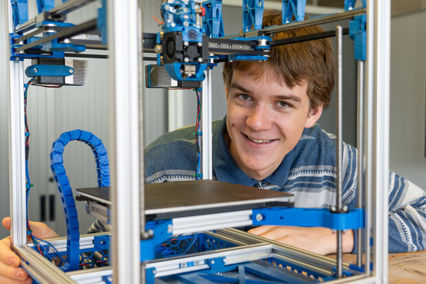 First year student presents his self-made innovative printer