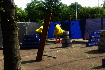 Bij studentenvereniging Demos mochten de introgangers woensdagmiddag schieten op levensgrote kippen. Niet met scherp ...