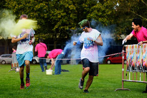 Holi Run op de campus. Foto | Bart van Overbeeke