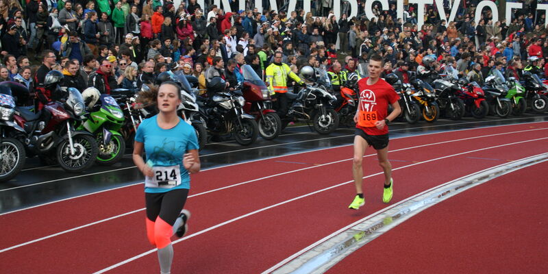 Tim Kragten (in rood shirt), afgestudeerde van IE&IS, liep voor Team Eindhoven.