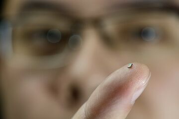Promovendus Hao Gao met de kleinste temperatuursensor. Foto | Bart van Overbeeke