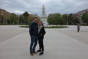 Bo (rechts) met haar broer op Piazza Cavour in het centrum van Ancona. Foto | Privéarchief Bo Drummen 