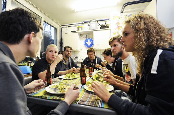 Aanschuiven bij Huize Schrael. Foto | Bart van Overbeeke