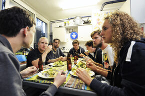 Aanschuiven bij Huize Schrael. Foto | Bart van Overbeeke