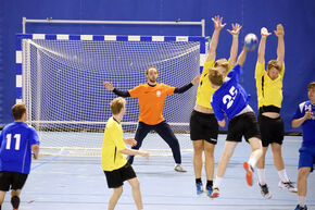 Handbal in het Indoor Sportcentrum. Foto | Bart van Overbeeke