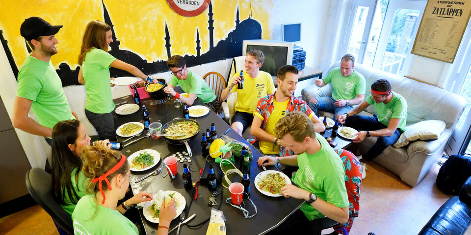 [Translate to English:] Pasta Pesto met groepje 18plus. Foto | Bart van Overbeeke