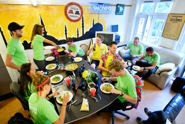 [Translate to English:] Pasta Pesto met groepje 18plus. Foto | Bart van Overbeeke