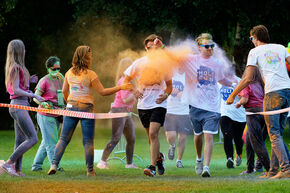 Holi Run op de campus. Foto | Bart van Overbeeke