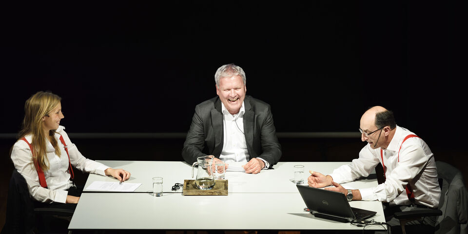 Interviewers Anthonie Meijers en Tessie Hartjes om tafel van Hans van Duijn. Foto | Bart van Overbeeke