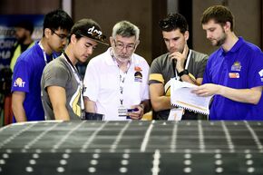 Technische keuring World Solar Challenge. Foto | Bart van Overbeeke