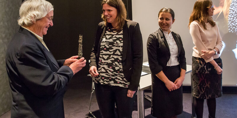 Marina van Damme overhandigt haar prijs. Foto | Angeline Swinkels.