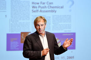 Bert Meijer tijdens de Science Show. Foto | Bart van Overbeeke